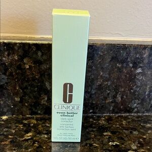 Clinique Even Better Clinical Dark Spot Corrector - Light Green